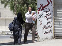 Ciudadanos sirios escapan de la violencia después de que las fuerzas armadas rebeldes ocuparan la base militar cercana a Aleppo. EFE  /