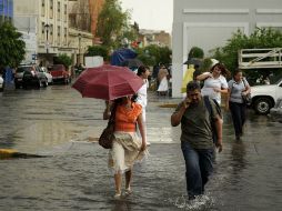 Las autoridades calculan unas 50 toneladas de lodo, piedra y basura, las que arrastró la lluvia. ARCHIVO  /