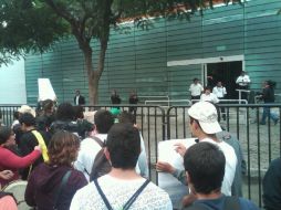 Manifestantes llegan a Televisa; encuentran las instalaciones cercadas por Policía.  /