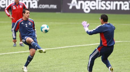 El rojiblanco (en la imagen, con el número dos), piensa que Chivas no puede darse el lujo de ligar dos derrotas. ARCHIVO  /