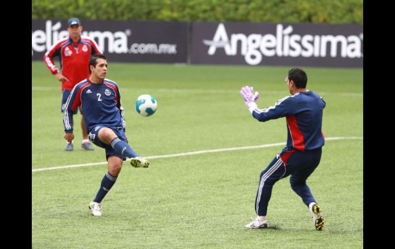 El rojiblanco (en la imagen, con el número dos), piensa que Chivas no puede darse el lujo de ligar dos derrotas. ARCHIVO  /