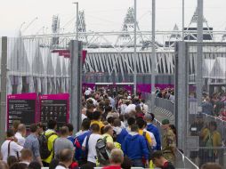 El parque es invadido por ochenta mil espectadores que verán la inauguración de Londres 2012. REUTERS  /
