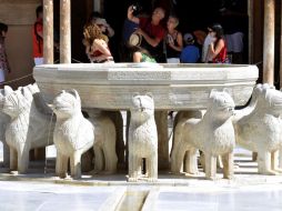 Los felinos de mármol regresaron a su lugar para deleite de los visitantes. EFE  /