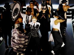 Madonna ofreció el jueves a sus seguidores un concierto íntimo en el famoso teatro Olympia. AP  /