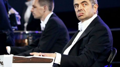 Rowan Atkinson, mejor conocido como Mr. Bean, hace de las suyas en la ceremonia de inauguración. REUTERS  /