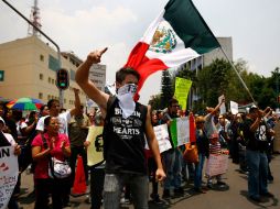 Manifestantes permanecen afuera de las instalaciones de Televisa Chapultepec. AP  /