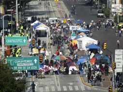 Los manifestantes que permanecen afuera de Televisa Chapultepec harán un balance de la jornada después de las 22 horas. EL UNIVERSAL  /