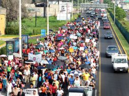 Alrededor de 500 personas cerraron tres carriles y avanzaron en dirección a Periférico.  /