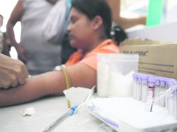 Para evitar el hospital.Combatir el dengue en patios con artículos propicios para ser criaderos del mosco,más aun en temporal de lluvia  /