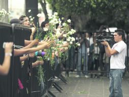 Los miembros de #YoSoy132 ofrecieron claveles a los policías; algunos lo tomaron y los manifestantes lo celebraron.  /