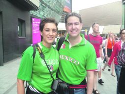 Felices.  Mónica Herrera y su esposo Enrique Acuña estuvieron presentes en el Estadio Olímpico.  /