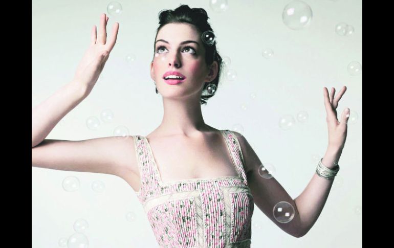 La actriz neoyorquina ha sido nomidada a un Oscar y un Globo de Oro por el papel de Kym Buchman en El casamiento de Raquel. ESPECIAL  /