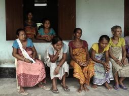 Mujeres desplazadas por los conflictos étnicos descansan en un campo para refugiados. AP  /