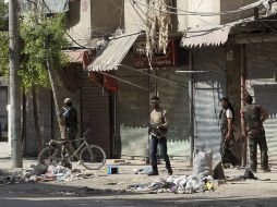 Rebeldes sirios patrullan luego de la toma de la base militar cercana a Aleppo por el gobierno. EFE  /