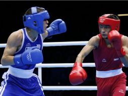 Valdez y Thapa intercambian golpes en la arena ExCel. AFP  /