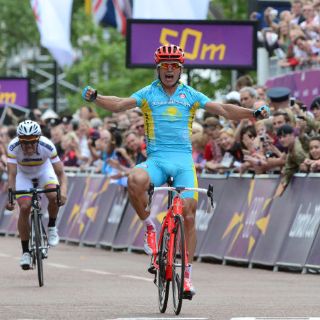 Vinoukorov gana el oro en ciclismo de ruta
