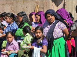 El principal sustento económico de estas familias en Rosarito es la fabricación de piñatas. ESPECIAL  /