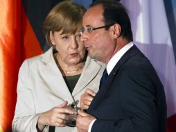 Angela Merkel, canciller alemana (izquierda) y Francois Hollande (derecha) primer mandatario francés. AP  /