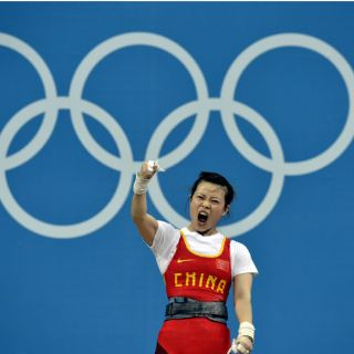 China inaugura supremacía en pesas