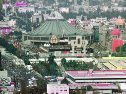 Alrededor de 500 personas, entre trabajadores de Azteca y público, peregrinaron hasta la Basílica. ARCHIVO  /