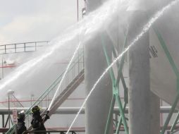 Simulacro de bomberos y personal de Pemex para detener fuga. ARCHIVO  /