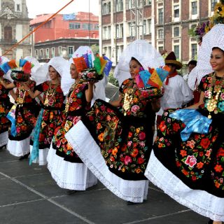 Llega representación de la Guelaguetza en el Zócalo