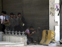 Un grupo de rebeldes sirio vigilan la zona después de que las fuerzas armadas ocupasen la base militar cercana a Aleppo. EFE  /