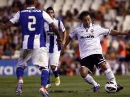 Andrés Guardado (D), controla la pelota ante la presión del defensa portugués del Oporto, Miguel Lopes (I).EFE  /