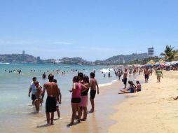 Miles de turistas disfrutan en este periodo vacacional del puerto de Acapulco. NOTIMEX  /