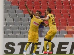 Juan Carlos Medina (i) del América festeja su triunfo ante Jaguares.  /