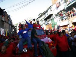 Chávez duran un recorrido por el barrio de Petare, uno de los más poblados y peligrosos de Caracas. EFE  /
