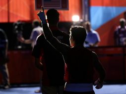 El boxeador estadounidense de origen mexicano Joseph Díaz agradece el paoyo de su familia. AP  /