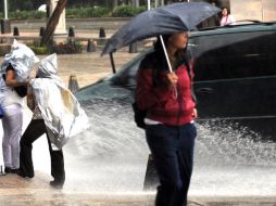 Debido a la lluvia la dependencia recomendó a los automovilistas manejar con precaución. EL UNIVERSAL  /