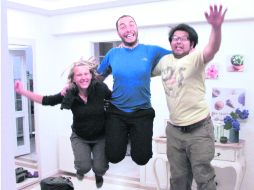 FESTEJO. Los aventureros Annika y Roberto llegaron a su destino, y junto con su amigo celebran el encuentro.  /