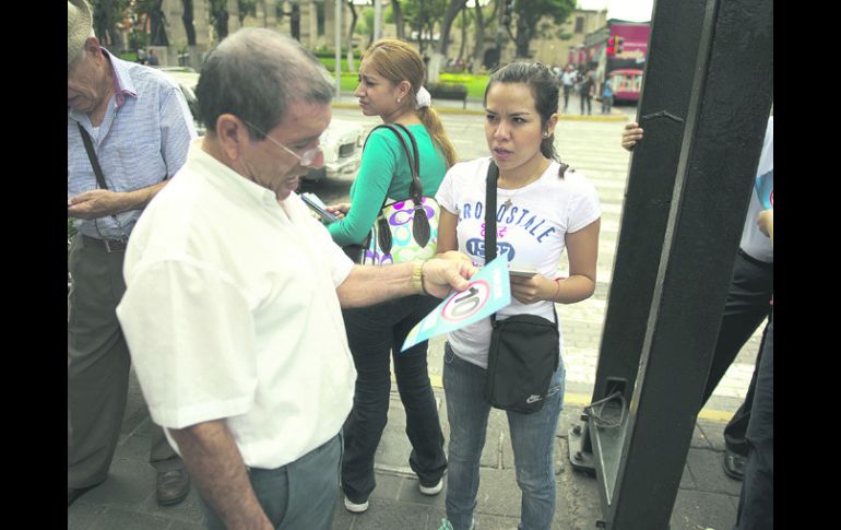 Reparto de folletos. Los promotores de la anulación promueven 10 argumentos en contra del resultado.  /