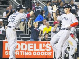 Bien hecho. Dustin Pedroia felicita a Jacoby Elsbury, luego de que anotaran frente al pitcheo de Nueva York. REUTERS  /