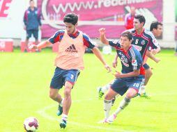 Otro nuevo. Rafael Márquez Lugo (izq.) se presenta ante la afición del Rebaño en el Coloso de El Bajío.  /