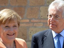 Angela Merkel y Mario Monti en la reunión celebrada el 4 de Julio. FILES  /