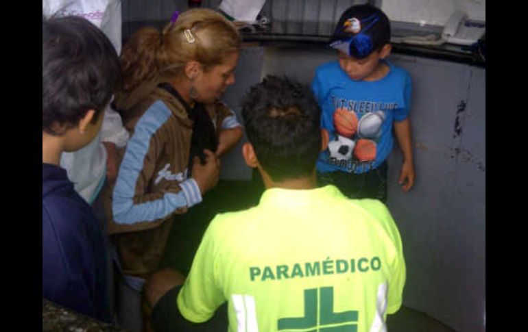 Jesús Daniel fue revisado por paramédicos para asegurarse de que el menor no tuviera ninguna lesión.  /