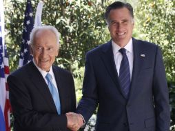 El presidente israelí Shimon Peres (izquierda) estrecha la mano de Mitt Romney durante su encuentro. REUTERS  /