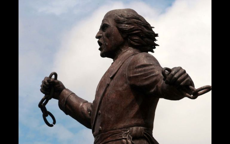 Estatua de Miguel Hidalgo rompiendo las cadenas de la esclavitud. ARCHIVO  /