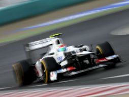 El piloto mexicano de Fórmula Uno Sergio Pérez, de la escudería Sauber, conduce su monoplaza. ARCHIVO  /