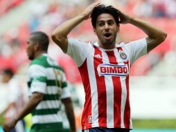El delantero de Chivas, Rafael Márquez, se lamenta tras fallar una jugada de gol. EFE  /