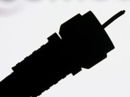 Uno de los detenidos fue sorprendido cuando robaba cable de los registros subterráneos de una compañía telefónica. ARCHIVO  /