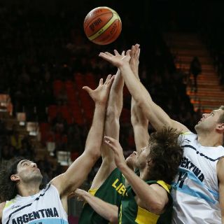 Argentina gana en baloncesto a Lituania