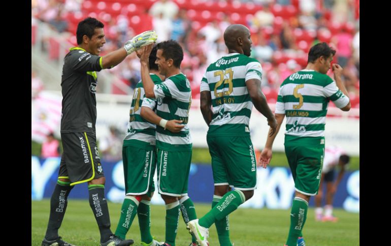 El capitán, Oswaldo Sánchez, celebra junto a sus compañeros la victoria de su equipo.  /