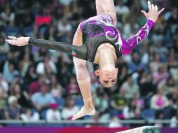 Breve participación. Elsa García realiza su rutina en la barra de equilibrio. AFP  /