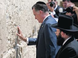 Mitt Romney, virtual candidato republicano a la Presidencia de Estados Unidos, en el Muro de las Lamentaciones. EFE  /