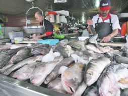 Poco interés.- De acuerdo con los comerciantes de pescado, gran parte de los consumidores sólo los buscan en la temporada de cuaresma.  /