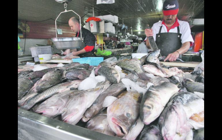 Poco interés.- De acuerdo con los comerciantes de pescado, gran parte de los consumidores sólo los buscan en la temporada de cuaresma.  /